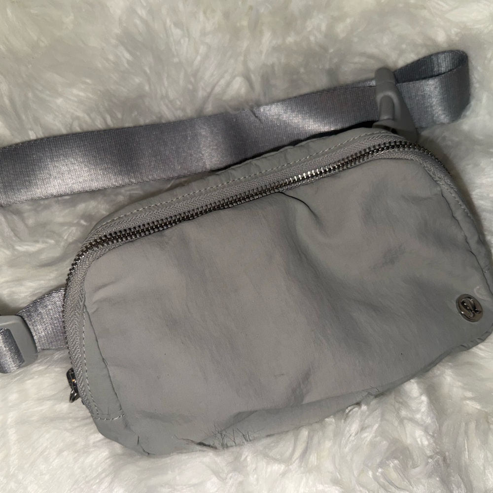 Lululemon Athletica light grey Crossbody/ Fanny Pack Bag! 🩶🤍